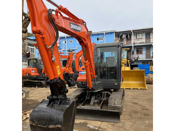 Kāpurķēžu ekskavators DOOSAN DX60