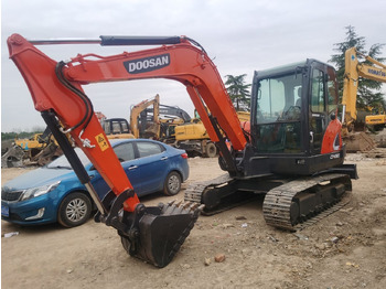 Kāpurķēžu ekskavators DOOSAN DX60