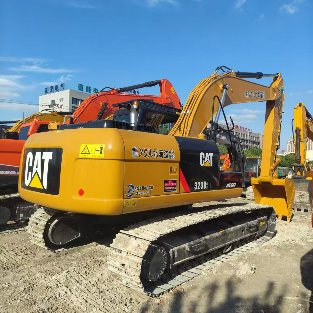 Kāpurķēžu ekskavators CATERPILLAR 323D