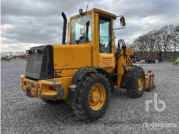 Riteņu iekrāvējs JCB 411: foto 3