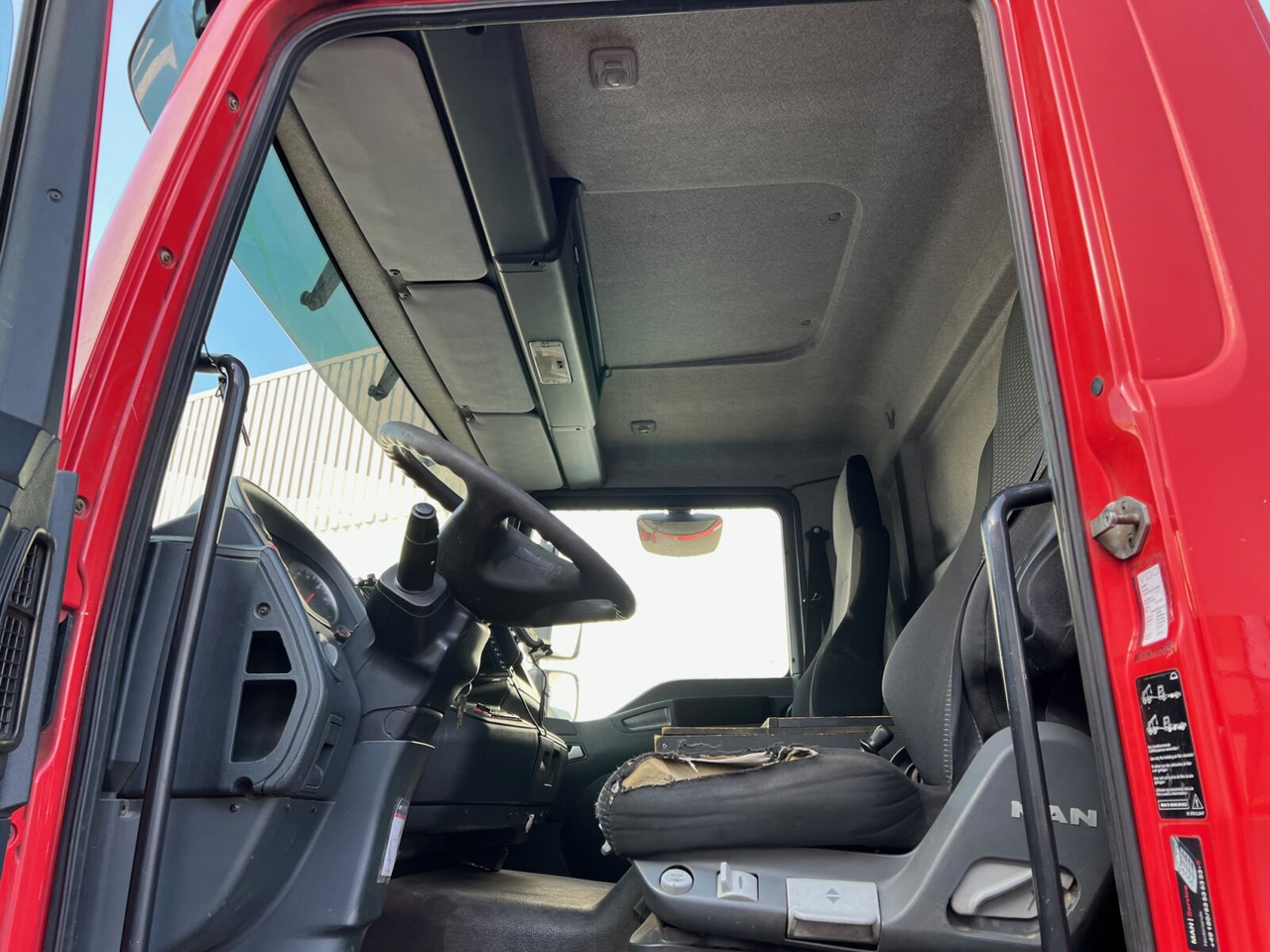 Interior photo 1: Šasija kravas automašīna MAN TGM 13.250/340 4X4 BL TGM 13.250/340 4X4BL, Einzelbereifung, 2x VORHANDEN Interior photo 1: Šasija kravas automašīna MAN TGM 13.250/340 4X4 BL TGM 13.250/340 4X4BL, Einzelbereifung, 2x VORHANDEN