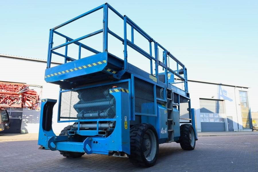 Šķērveida pacēlājs Genie GS4390 Diesel, 4x4 Drive, 15m Working Height, 680k: foto 10