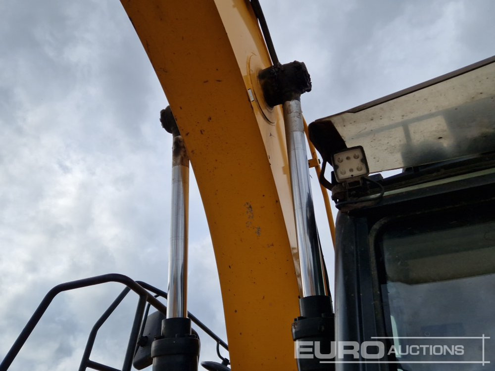 Kāpurķēžu ekskavators 2017 JCB JS130LC: foto 19