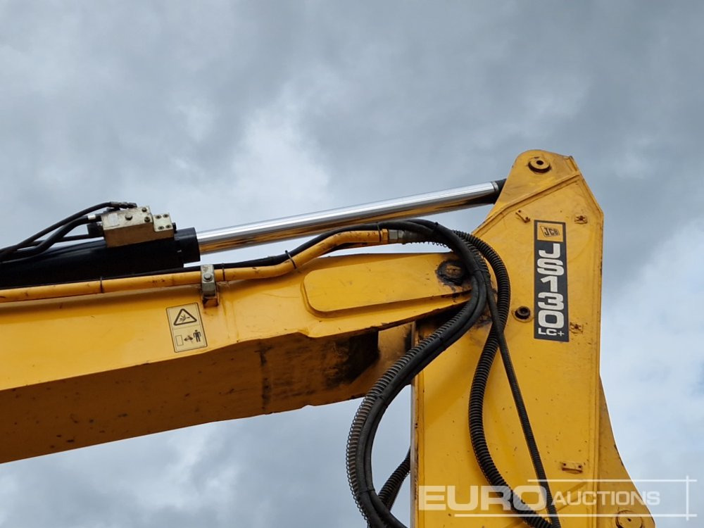 Kāpurķēžu ekskavators 2017 JCB JS130LC: foto 28